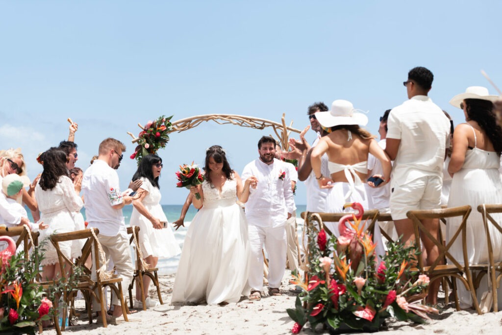 Cérémonie sur la plage du Diamant avec arche en bambou et fleurs tropicales – Martinique