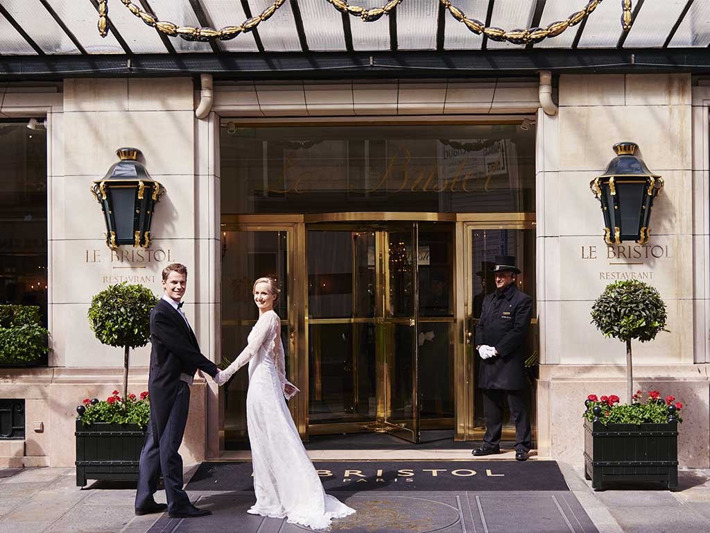couple de Mariés devant l'hotel Bristol à paris