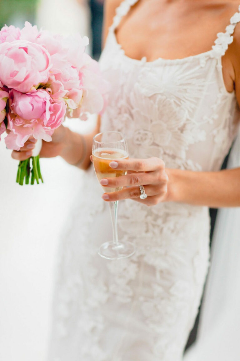 Bride with a glass a champagne and a bridal bouquet Rémi Dupac