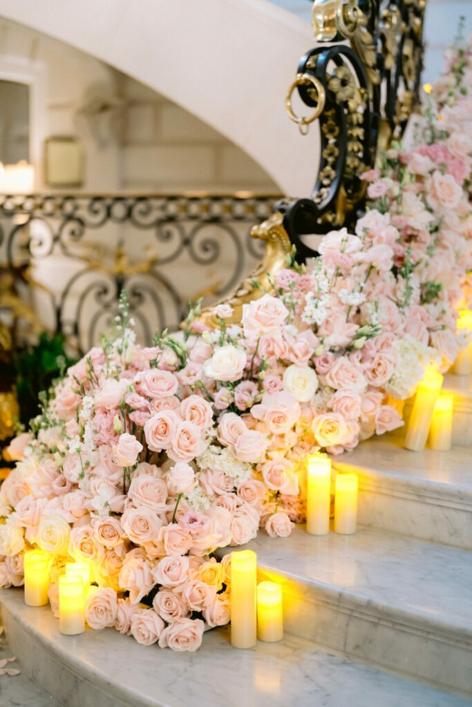 Cascade de roses et bougies LED sur l’escalier doré du Shangri-La Paris pour un mariage de luxe élégant-Remi Dupac Photographie 