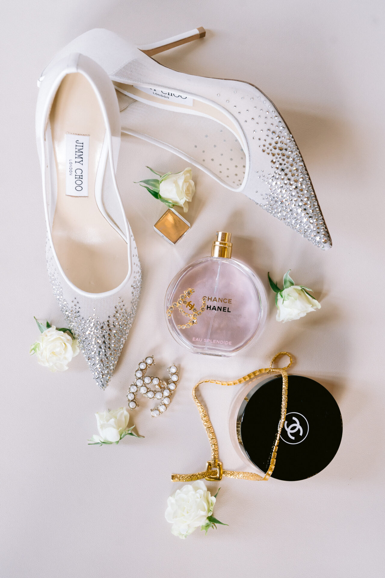 Quiet luxury bridal details for an elegant destination wedding in Paris Rémi Dupac photography
