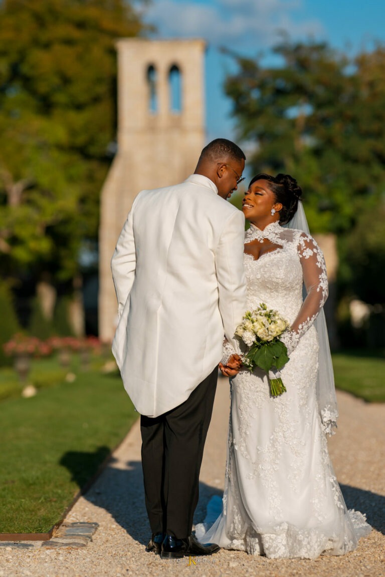 bride and groom photoshoot at chateau de nainville les roches